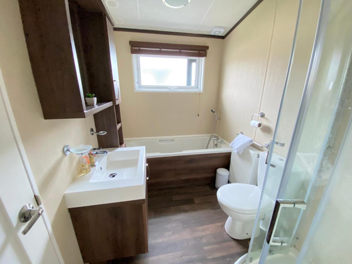 Wildflower, Premium Plus Hot Tub Lodge Саут-Керни Экстерьер фото