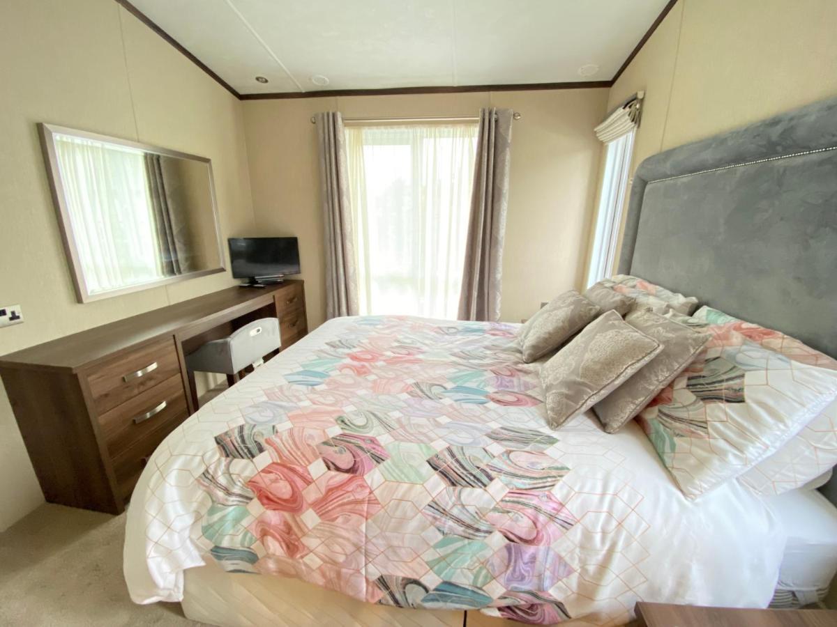 Wildflower, Premium Plus Hot Tub Lodge Саут-Керни Экстерьер фото
